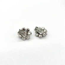 Load image into Gallery viewer, Art Deco Weiss Clip-on Earrings
